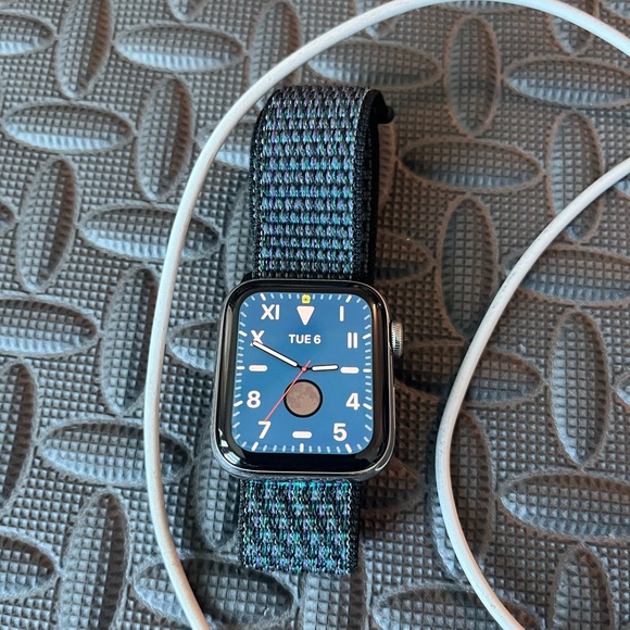 Apple Watch Series 4 stainless steel 40mm with sports loop - Picture 3 of 6